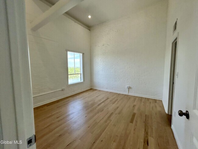 Building Photo - 155 River St