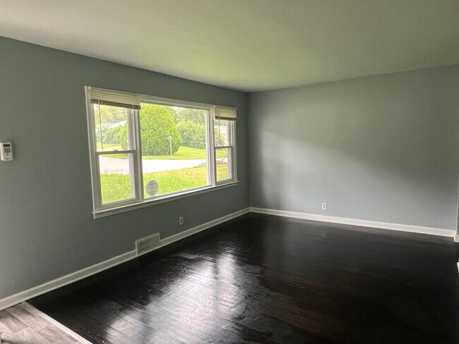 Building Photo - Gorgeous THREE bedroom home with one bath, AVAILABLE NOW!  Passed all inspections!  Private backy...
