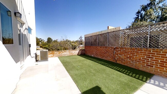 Building Photo - 4BD/2BA with a Balcony!