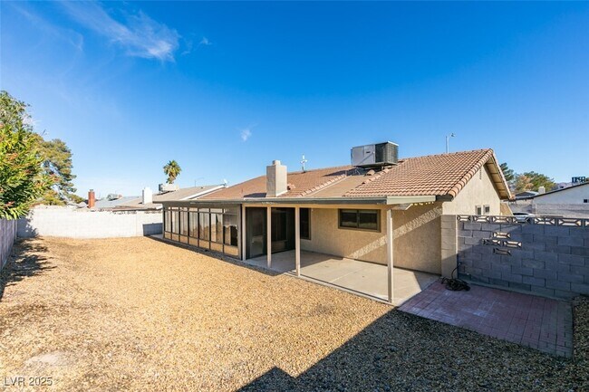 Building Photo - 605 Mosswood Dr