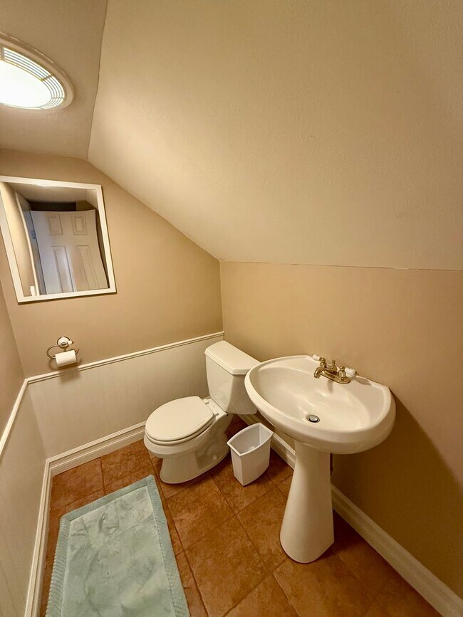 Building Photo - 3bd & 1 1/2ba with 2 Car Garage