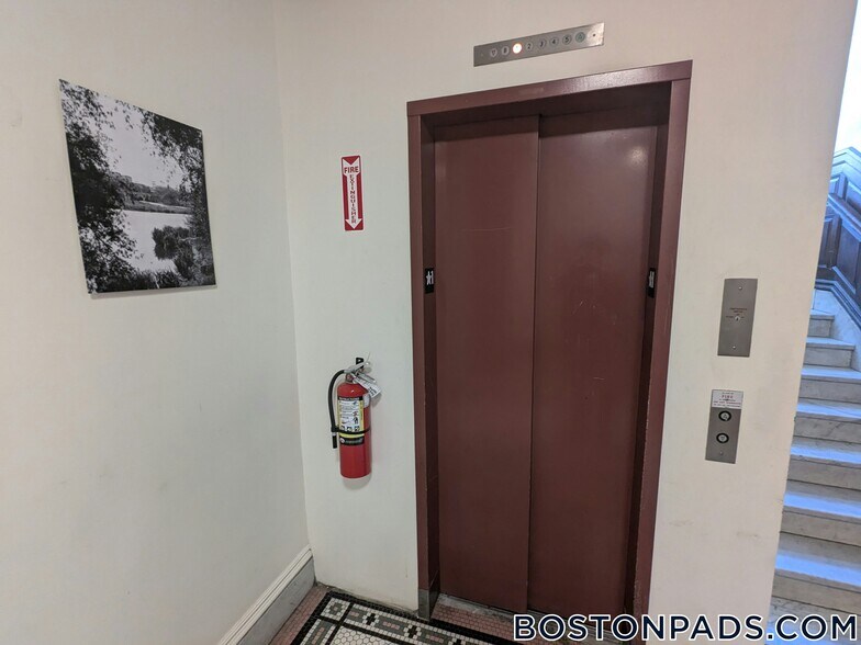 Building Photo - 31 Park Dr