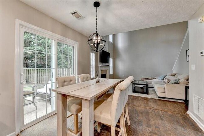 Building Photo - House 3 Beds 3 Baths