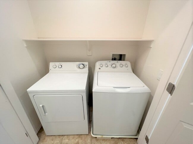 Building Photo - LIGHT, BRIGHT AND OPEN UPSTAIRS UNIT!