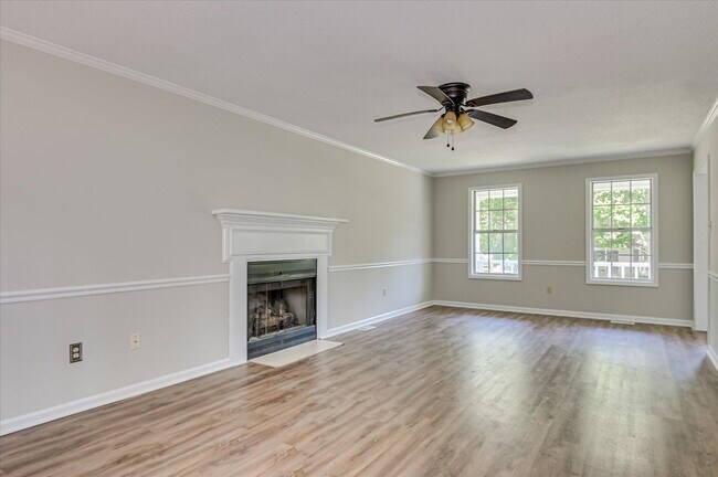 Building Photo - 3 bedroom, 2.5 bathroom home on a large co...
