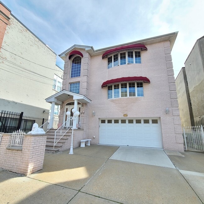 Building Photo - 569 55th St