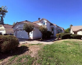 Building Photo - Spacious and Sparkling 4 bed/3 bath in Elk...