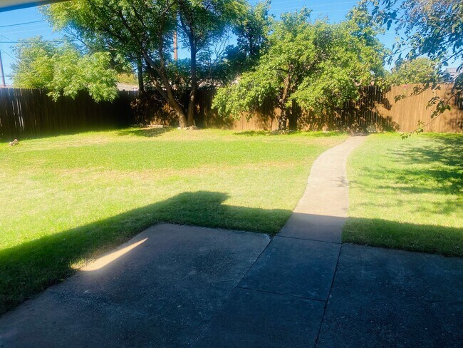 Building Photo - 3 bed 2 bath 2 car garage! Self Showing