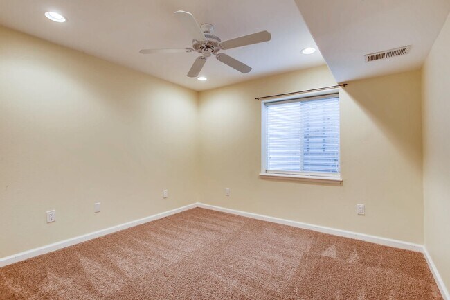 Building Photo - Gorgeous 5 Bed/4 Bath Townhome with Fully ...
