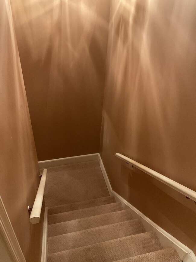 Building Photo - 11 Round Ridge Rd