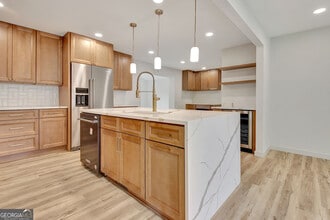 Building Photo - 183 Pine St NE