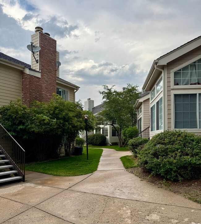 Building Photo - 2 Bedroom 1 Bath In Aurora Available NOW!!