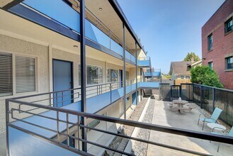 Building Photo - Second Floor 2bed/1bath Apartment in Green...