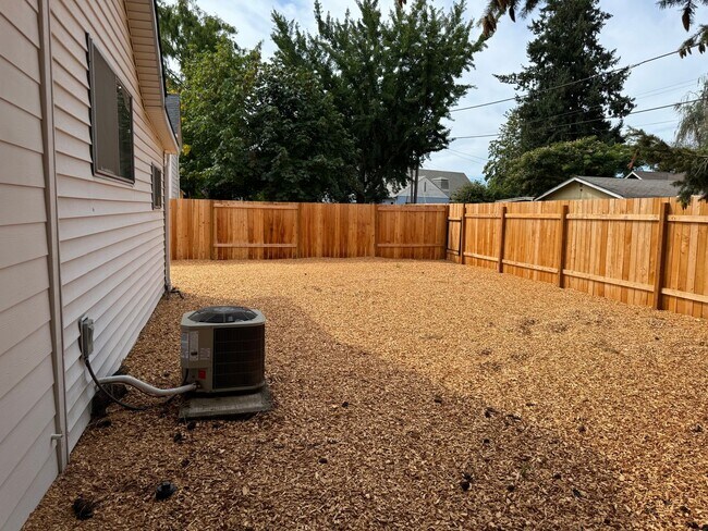 Building Photo - Updated 3 bedroom 2 bathroom duplex in his...