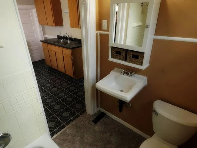 Building Photo - 910 S 25th St