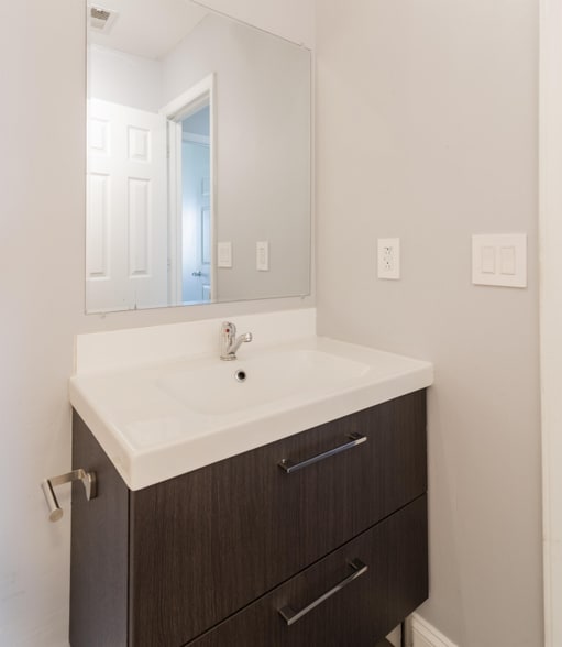 Building Photo - 7812 Renaissance Ct