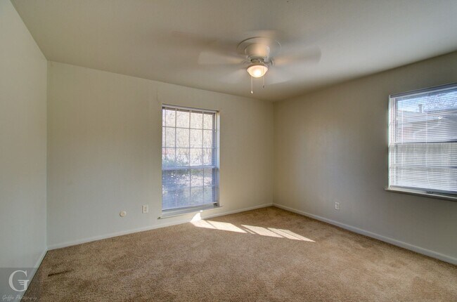 Building Photo - 4 bedroom 2.5 bathroom **$300 OFF 1ST MONTH