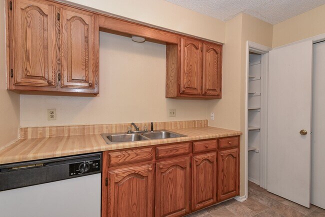 Building Photo - 3910 Peperport Dr
