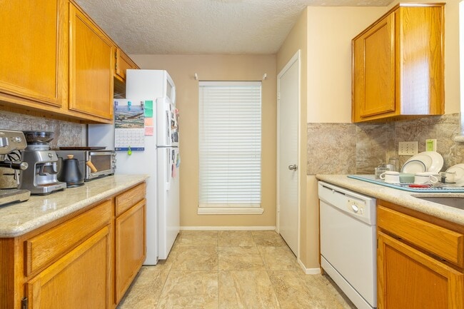Building Photo - 421 Indianmeadow Dr