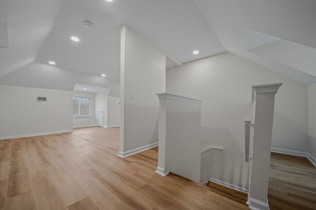 Building Photo - Spacious & Recently Renovated 4 Bedroom Home Available Now!!