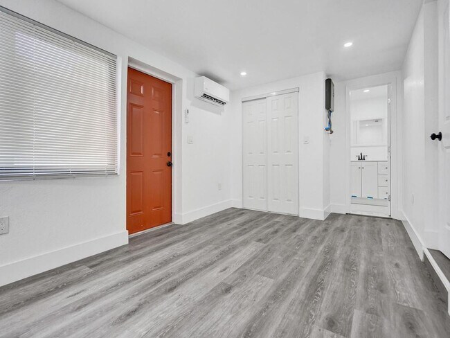 Building Photo - 940 SW 28th St