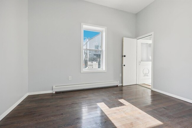 Building Photo - 541 70th St