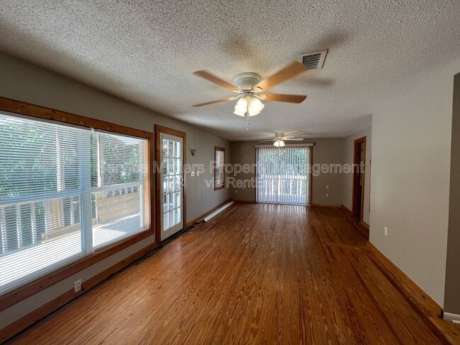 Building Photo - 3305 E Blount St