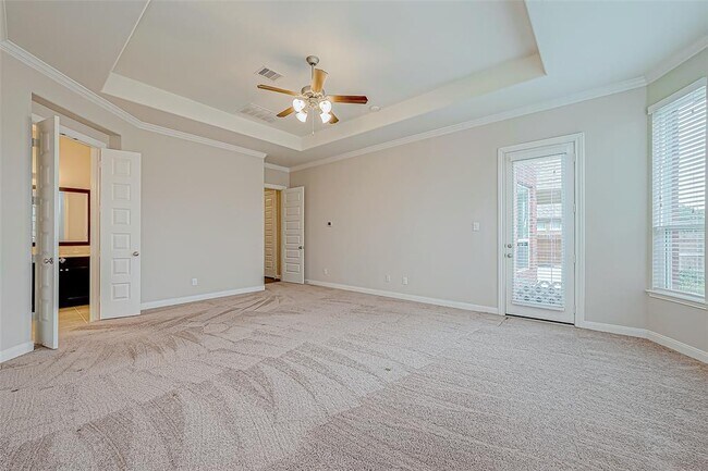 Building Photo - 25719 Oakwood Knoll Dr