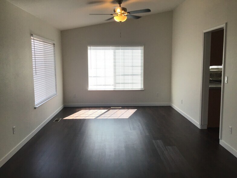 Building Photo - 18258 Oakbrook Ln