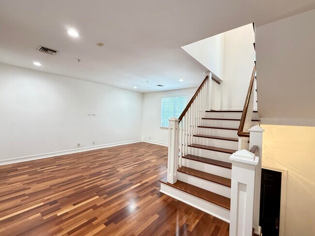 Building Photo - 319 Flamingo Dr