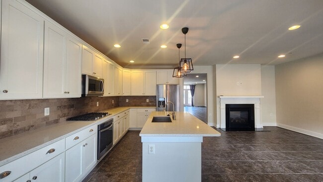 Building Photo - 3 BR Plus Den and Garage in Potomac Yard!