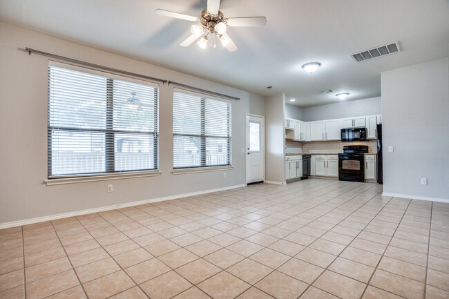 Building Photo - 3 Bedroom/2.5 Bath Pecan Hill Subdivision
