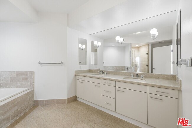 Building Photo - 13600 Marina Pointe Dr