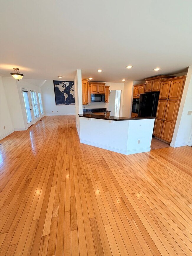 Building Photo - Spacious 3 Bed, 3.5 Bath Home - Convenient Mars Hill Location