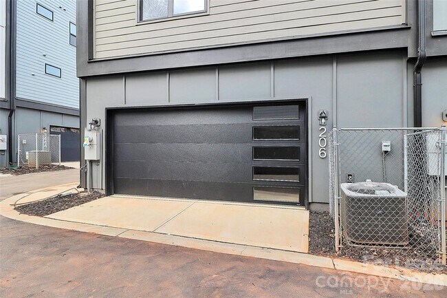 Building Photo - 208 Nelson Ave