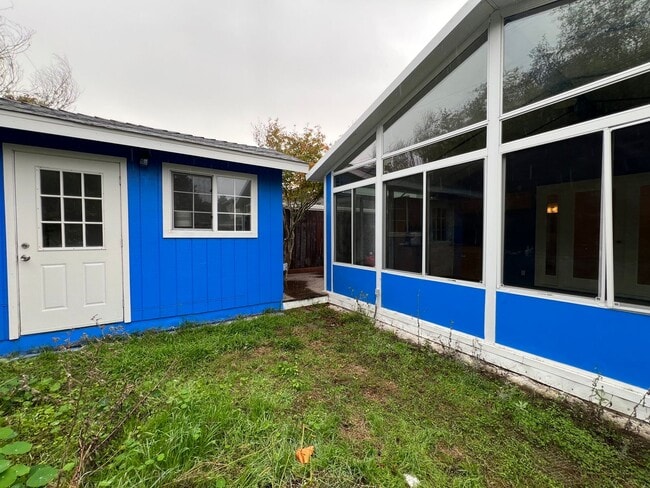 Building Photo - 3 Bedroom 2 Bath remodeled home is Capitola