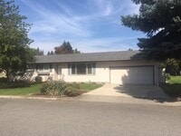Building Photo - SINGLE FAMILY HOME ON HILLCREST (APP#72)