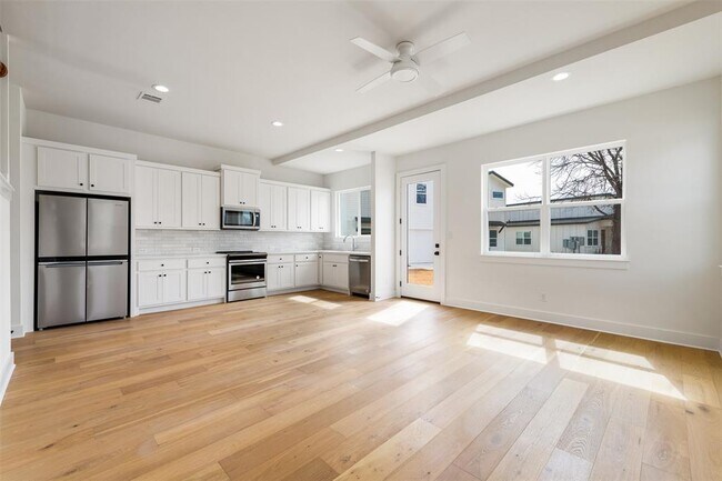 Building Photo - 302 East Dr