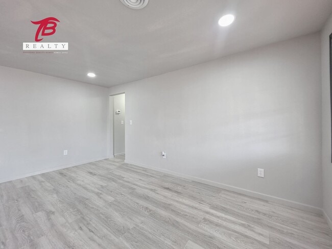 Building Photo - Charming and Newly Renovated 4-Bedroom Hom...