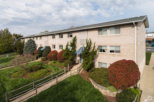 Primary Photo - Carousel Court