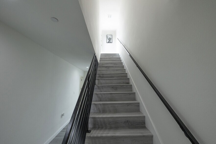 Building Photo - 1128 W 39th St