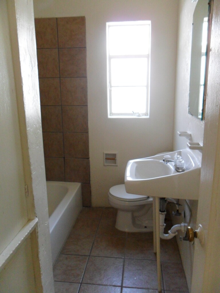 Building Photo - 1727 E 9th St