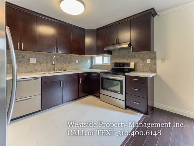 Building Photo - Controlled Access Complex | Townhouse 3BD/...