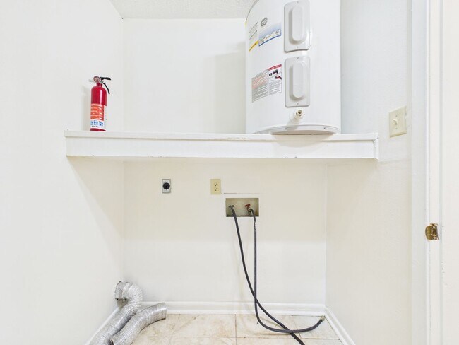 Building Photo - 809 Fox Run Ave