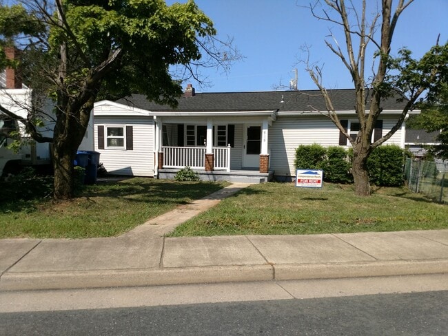 Primary Photo - 3 Bedroom 3 Bathroom House in Town of Fron...
