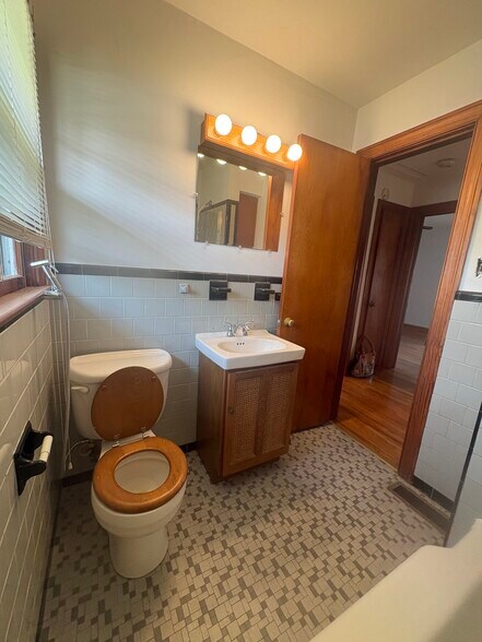Hall Bath - 2904 Norfolk St