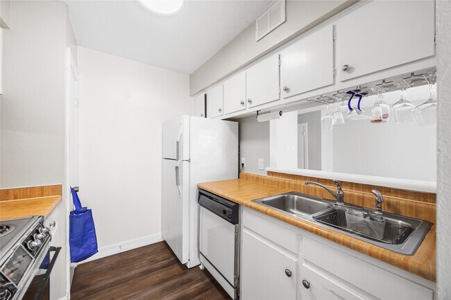 Building Photo - 8233 Kingsbrook Rd