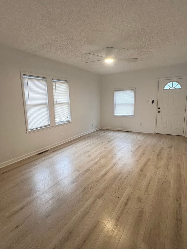 Building Photo - 3 Bedroom 2 Bath house Great Swannanoa Loc...