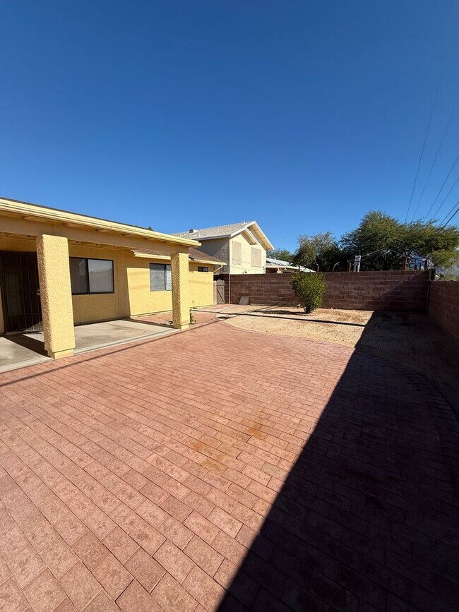 Building Photo - 3 Bed 2 Bath home in the highly desirable Northwest Tucson area. New paint and Carpet!