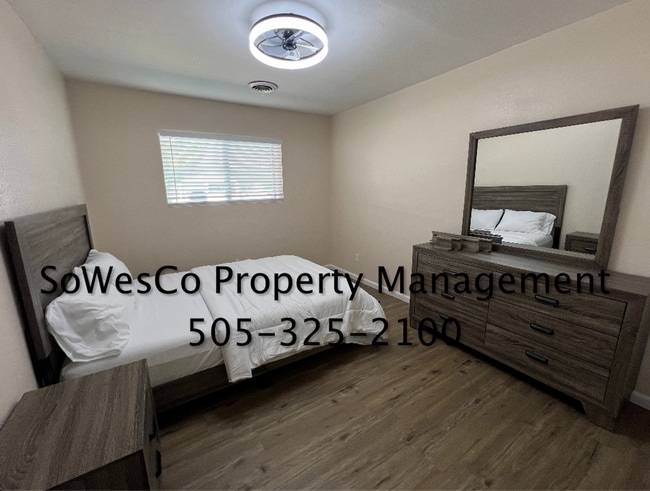 Building Photo - Beautiful Remodeled 3 Bed 2 Bath Furnished...